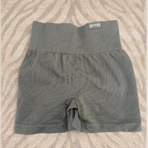 Botee seamless scrunch shorts